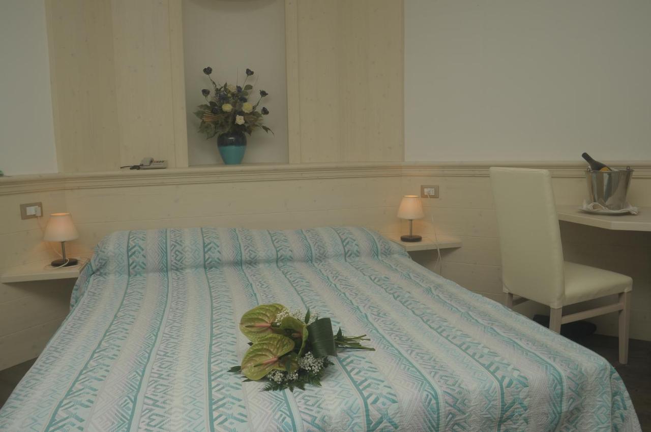 Albergo Antica Rosa Levico Terme Rom bilde
